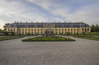 Deutschland, Niedersachsen, Hannover, Herrenhaeuser Gärten, Orangenparterre, Neptunbrunnen und Galerie - PVCF01170