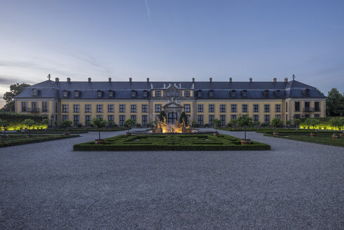 Deutschland, Niedersachsen, Hannover, Herrenhäuser Gärten, Orangenparterre-Galerie und Neptunbrunnen am Abend - PVCF01174