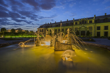 Deutschland, Niedersachsen, Hannover, Herrenhaeuser Gärten, Neptunbrunnen und Galerie, Orangenparterre am Abend - PVCF01175