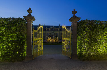 Deutschland, Niedersachsen, Hannover, Herrenhaeuser Gaerten, Orangenparterre, Galery im Hintergrund, Golden Gate am Abend - PVCF01177