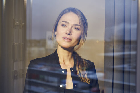 Porträt einer Geschäftsfrau hinter einer Fensterscheibe - PNEF00280