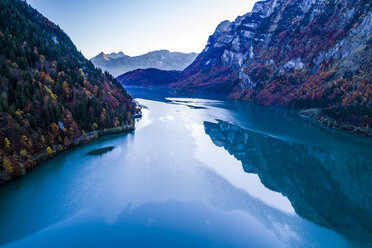 Schweiz, Kanton Glarus, Klöntal, Luftaufnahme des Klöntalersees - STSF01354