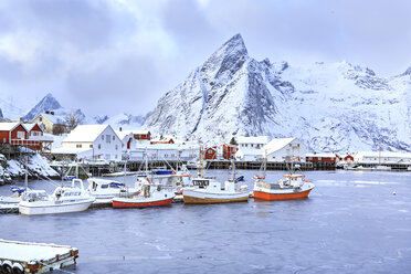Norwegen, Lofoten, Insel Hamnoy, Fischerhütten und Boote - VTF00594