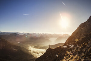 Deutschland, Allgäuer Alpen, Mann in den Bergen genießt die Aussicht - MALF00005
