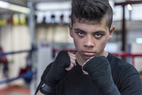 Porträt eines jungen Kampfsportlers - FRF00611