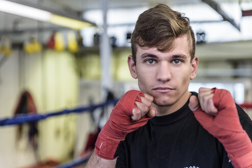 Porträt eines jungen Kampfsportlers - FRF00612