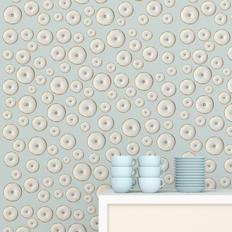 Stapel blauer Kaffeetassen und Untertassen auf einem Tassenbrett vor einer Tapete mit Doughnut-Muster, 3D Rendering - UWF01309