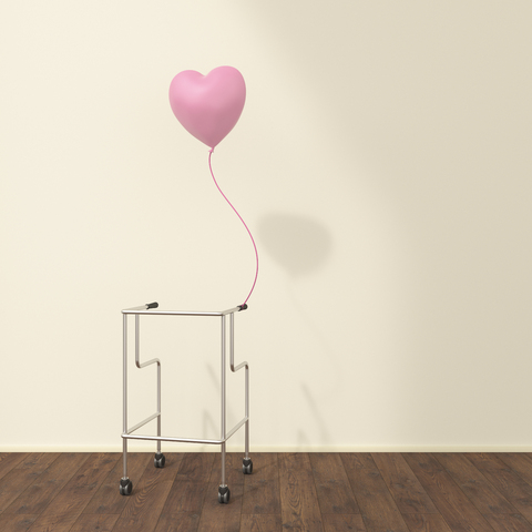 Rollator und rosa Luftballon in einem Wartezimmer, 3D-Rendering, lizenzfreies Stockfoto
