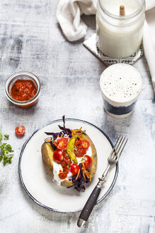 Kumpir, türkische Ofenkartoffel mit Rohkostsalat, Karotte, Tomate, Joghurtsauce, Ajvar und Ayran - SBDF03351