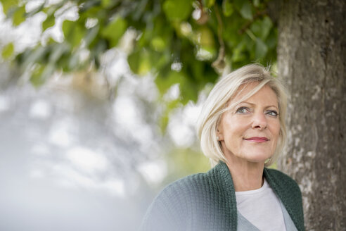 Porträt einer zufriedenen älteren Frau in der Natur - FMKF04616