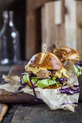 Pretzel roll with chicken escalope, lettuce and curry sauce - SBDF03356