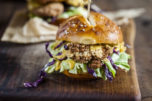 Vegetarischer Burger mit gebratenem Blumenkohl, Kopfsalat und Currysauce - SBDF03358