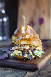 Vegetarian Burger with fried cauliflower, lettuce and curry sauce - SBDF03359