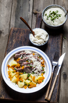 Tafelspitz mit Salzkartoffeln, Möhren, Sahnemeerrettich und Schnittlauchsauce - SBDF03363