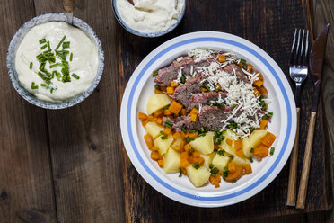 Tafelspitz mit Salzkartoffeln, Möhren, Sahnemeerrettich und Schnittlauchsauce - SBDF03364