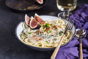 Spaghetti al gorgonzola, Spaghetti mit Gorgonzolasauce, Feigen und Weißwein - SBDF03371