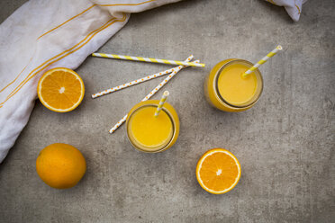 Oranges, glasses of freshly squeezed orange juice - LVF06401