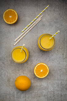 Orangen, Gläser mit frisch gepresstem Orangensaft - LVF06402