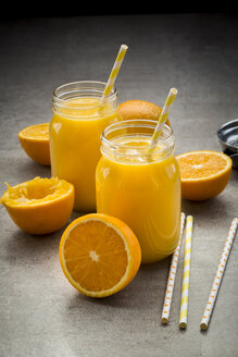 Orangen, Gläser mit frisch gepresstem Orangensaft - LVF06403