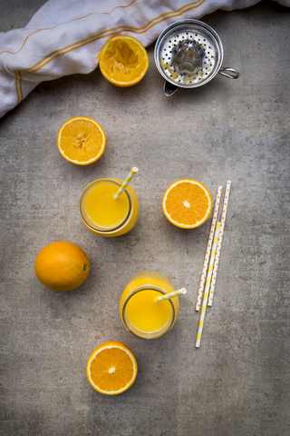Orangen, Gläser mit frisch gepresstem Orangensaft, lizenzfreies Stockfoto