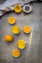 Orangen, Gläser mit frisch gepresstem Orangensaft - LVF06404