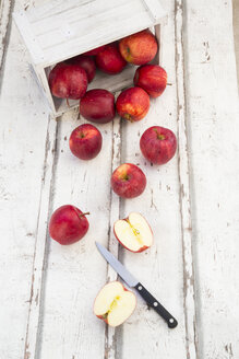 Rote Äpfel und Messer auf Holz, Schachtel - LVF06407