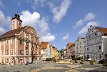 Germany, Bavaria, Altmuehl Valley, Eichstaett, market square with town hall and fountain - SIEF07578