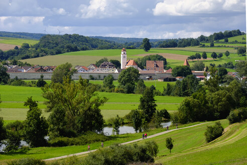 Deutschland, Bayern, Altmühltal, Dollnstein, Radweg an der Altmühl - SIEF07580