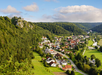 Germany, Bavaria, Altmuehl Valley, Arnsberg with castle Arnsberg - SIEF07585