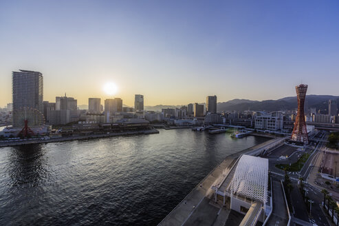 Japan, Kobe, Seehafen bei Sonnenuntergang - THAF02051