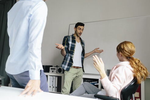 Kollegen diskutieren am Whiteboard im Büro - BMF00868