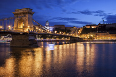 Hungary, Budapest, cityscape at dusk with Chain Bridge on Danube river, view to Buda side of the city - ABOF00296