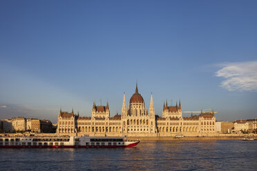 Hungary, Budapest, Hungarian Parliament Building at sunset at Danube River - ABOF00297