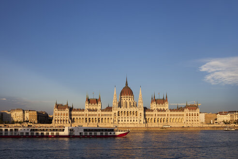 Ungarn, Budapest, Ungarisches Parlamentsgebäude bei Sonnenuntergang an der Donau - ABOF00297