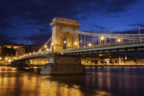 Ungarn, Budapest, Kettenbrücke in der Abenddämmerung auf der Donau, lizenzfreies Stockfoto