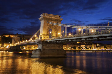 Ungarn, Budapest, Kettenbrücke in der Abenddämmerung auf der Donau - ABOF00298