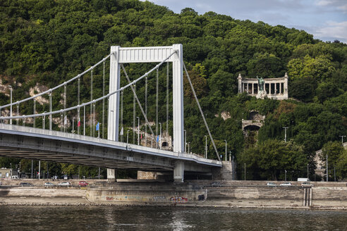 Ungarn, Budapest, Elisabethbrücke über die Donau, Gellertberg und Denkmal - ABOF00299