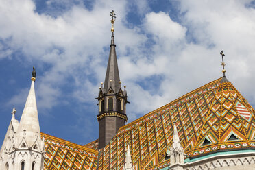 Ungarn, Budapest, Dachziegel mit Rautenmuster und Türme der Matthiaskirche - ABOF00304