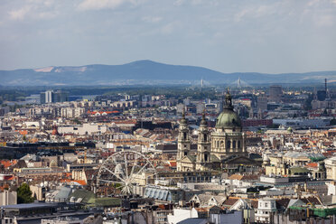 Ungarn, Budapest, Stadtbild mit Stephansbasilika und Riesenrad - ABOF00306