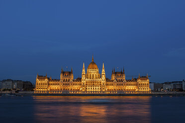 Ungarn, Budapest, Ungarisches Parlamentsgebäude an der Donau bei Nacht - ABOF00309