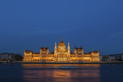 Ungarn, Budapest, Ungarisches Parlamentsgebäude an der Donau bei Nacht - ABOF00309