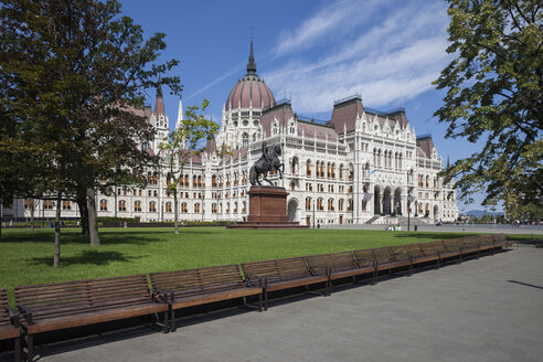 Ungarn, Budapest, Ungarisches Parlamentsgebäude, Bänke auf dem Kossuth-Lajos-Platz - ABOF00312