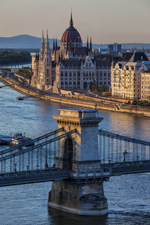 Ungarn, Budapest, Kettenbrücke über die Donau und ungarisches Parlament bei Sonnenuntergang - ABOF00316