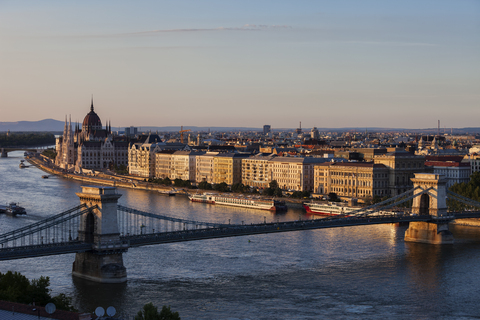 Ungarn, Budapest, Stadtbild bei Sonnenuntergang mit Kettenbrücke über die Donau, lizenzfreies Stockfoto