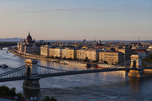Ungarn, Budapest, Stadtbild bei Sonnenuntergang mit Kettenbrücke über die Donau - ABOF00317