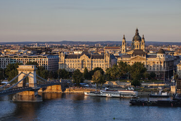 Ungarn, Budapest, Stadtbild mit Donau bei Sonnenuntergang - ABOF00318