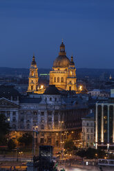 Ungarn, Budapest, Stadtbild mit beleuchteter Stephansbasilika bei Nacht - ABOF00319