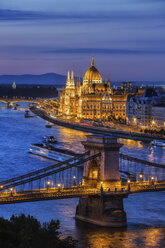 Ungarn, Budapest, ruhiger Abend in der Stadt mit beleuchtetem ungarischen Parlament und Kettenbrücke über die Donau - ABOF00325
