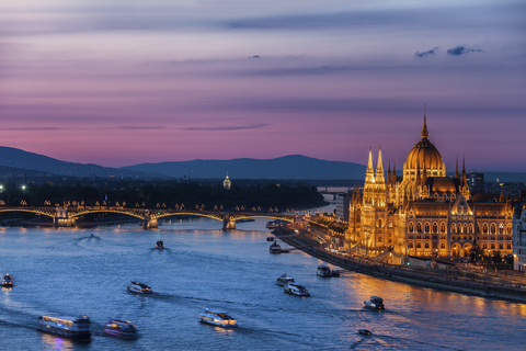 Ungarn, Budapest, Dämmerung an der Donau mit beleuchtetem ungarischen Parlamentsgebäude, lizenzfreies Stockfoto