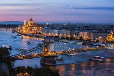 Ungarn, Budapest, Stadtbild in der Abenddämmerung mit Kettenbrücke über die Donau - ABOF00327